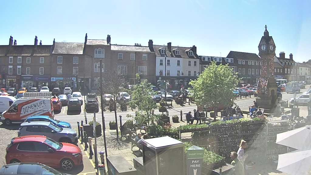 Thirsk webcam overlooking the Market Place