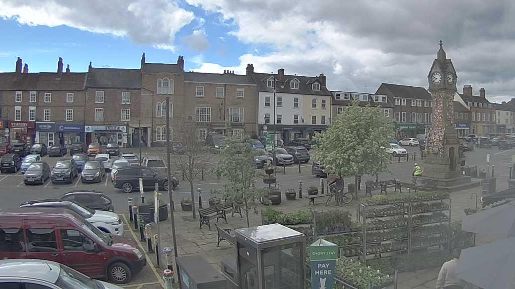 Thirsk webcam overlooking the Market Place