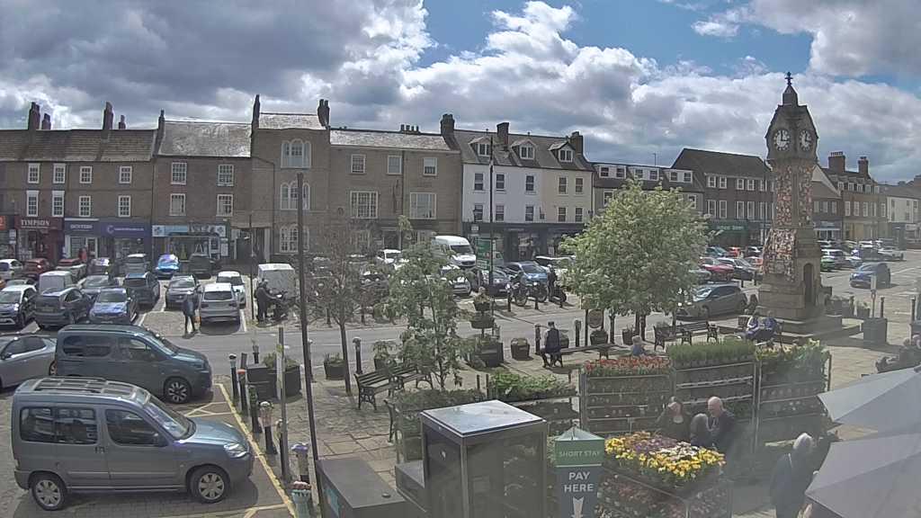 Thirsk webcam overlooking the Market Place