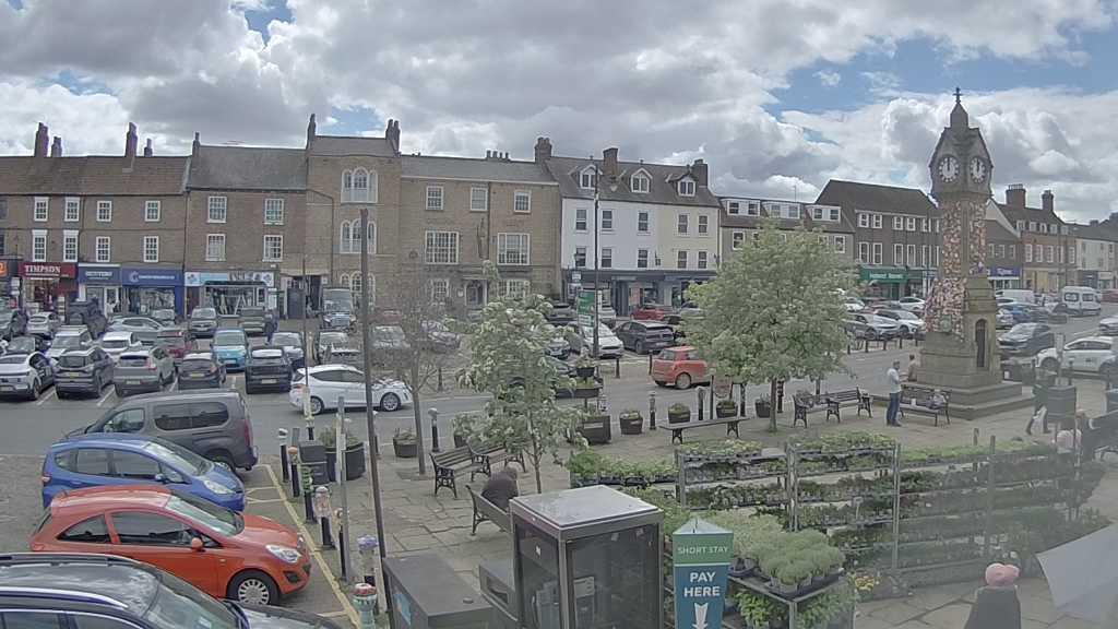 Thirsk webcam overlooking the Market Place