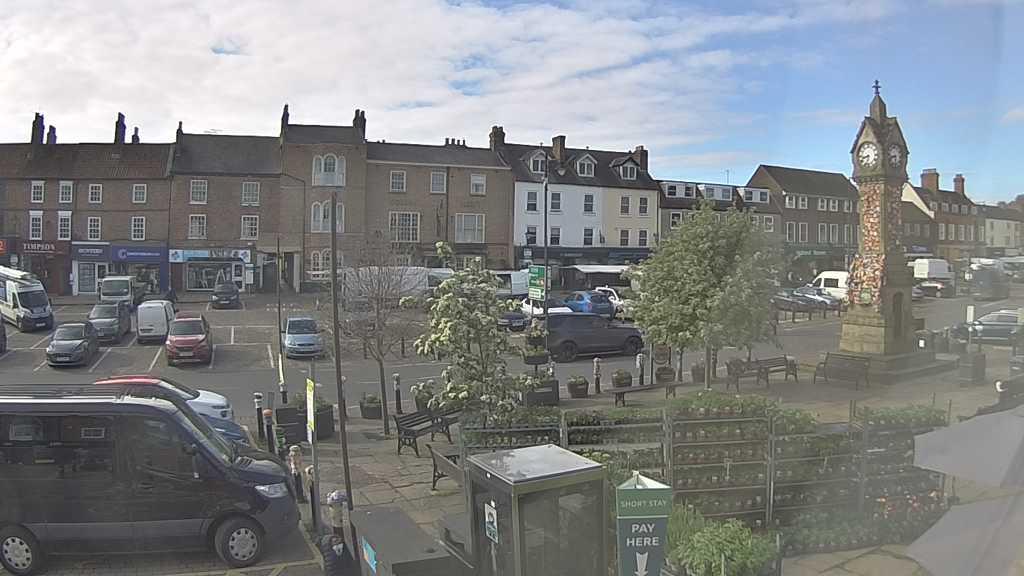 Thirsk webcam overlooking the Market Place