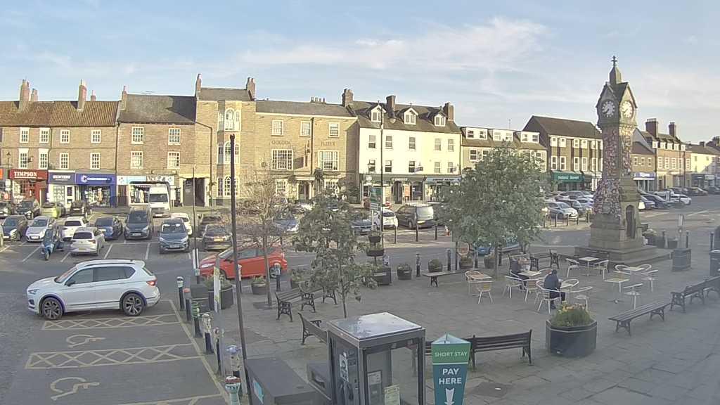 Thirsk webcam overlooking the Market Place