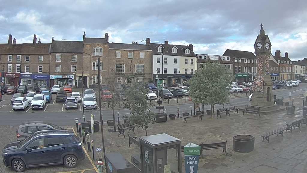 Thirsk webcam overlooking the Market Place