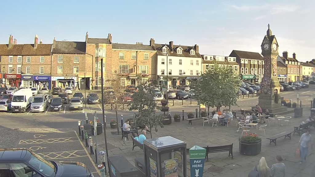 Thirsk webcam overlooking the Market Place