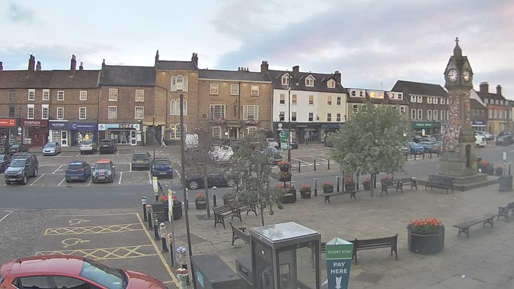 Thirsk webcam overlooking the Market Place